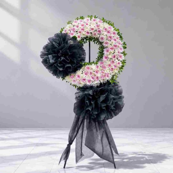 Deep Condolences – vòng hoa chia buồn tông trắng hồng kết hợp nơ đen sang trọng, thiết kế trang nghiêm và tinh tế