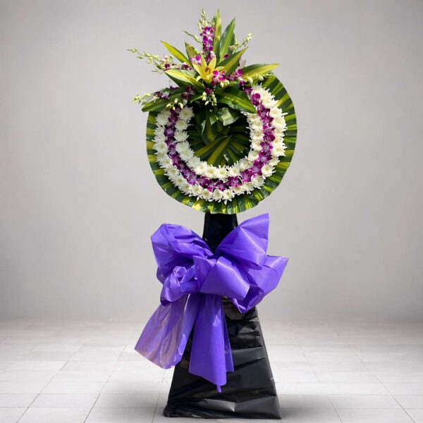 Kệ hoa đám tang 1 tầng với cúc trắng và lan tím thiết kế trang trọng thể hiện lời chia buồn sâu sắc