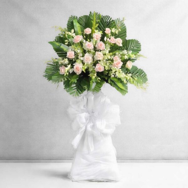 Kệ hoa chia buồn Phút biệt ly tông màu trang nhã, thể hiện sự tiếc thương và tiễn biệt