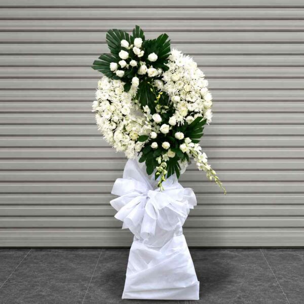 Kệ hoa chia buồn Thiên Thu 2 tone trắng sang trọng với hoa hồng trắng, cúc trắng và lan trắng, thiết kế vòng tròn hiện đại trang nghiêm.