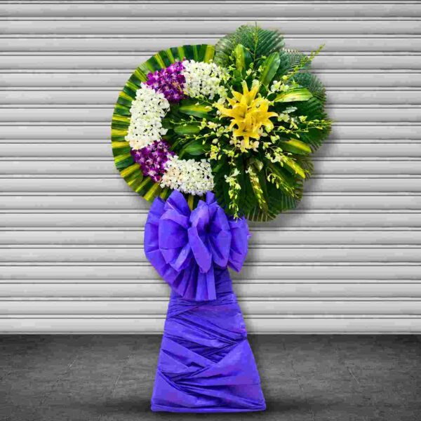 Kệ hoa chia buồn 047 tone tím trắng sang trọng với lan hồ điệp trắng, lan tím và ly vàng trang nhã