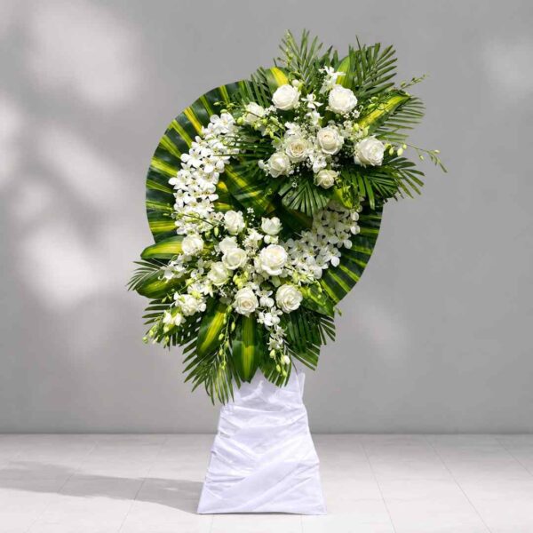 Kệ hoa chia buồn 052 với hoa hồng trắng và lan trắng thiết kế sang trọng