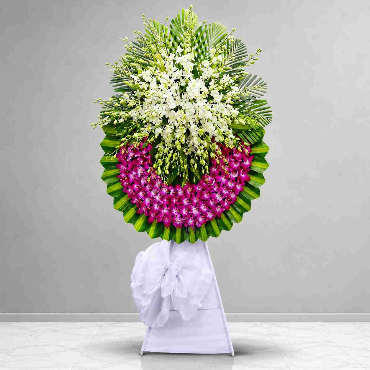 Kệ hoa chia buồn 034 1 Kệ hoa chia buồn 034 với lan trắng phối lan tím hồng nổi bật, thiết kế trang trọng và tinh tế