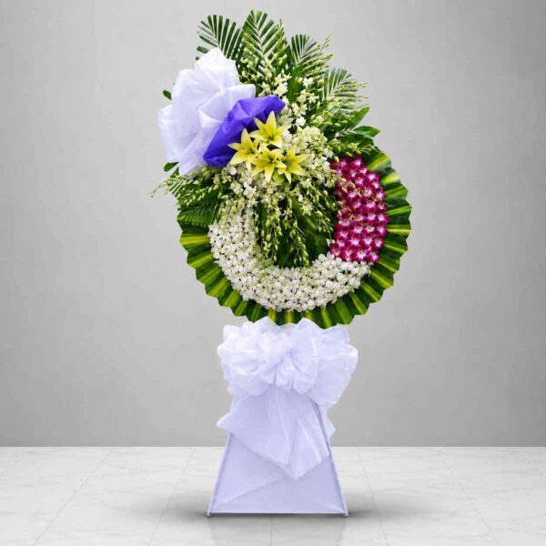 Kệ hoa chia buồn 036 phối hoa lan trắng, lan tím hồng và hoa ly vàng sang trọng, trang nghiêm