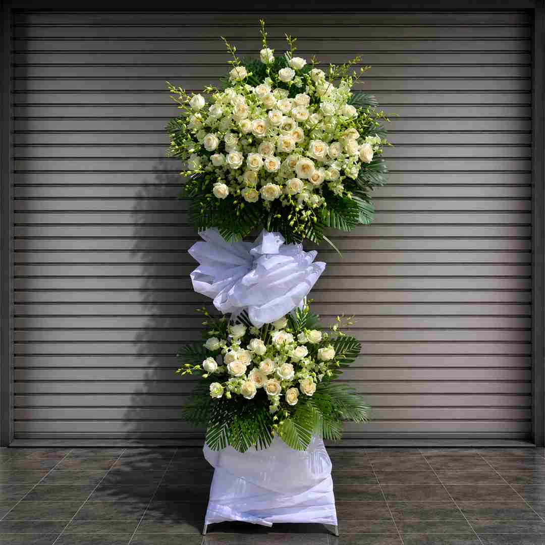 Kệ hoa đám tang 017 2 Kệ hoa đám tang 017 tông trắng sang trọng với hoa hồng trắng và hoa lan trắng thiết kế 2 tầng trang nhã