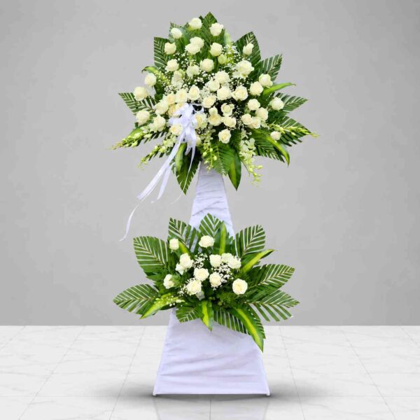 Kệ hoa chia buồn 011 với hoa hồng trắng hai tầng sang trọng, thiết kế trang nghiêm và tinh tế