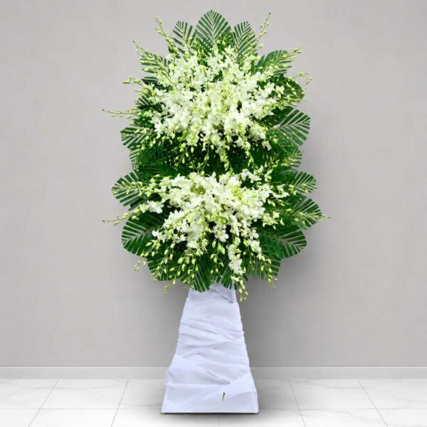 Kệ hoa tiễn biệt lan thái trắng 04 với thiết kế hai tầng lan trắng sang trọng, kết hợp lá xanh hiện đại và trang nghiêm.