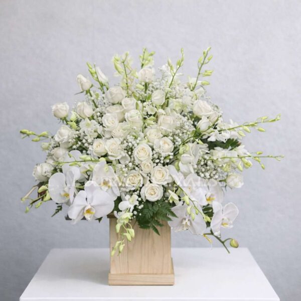 Giỏ hoa chia buồn trắng tinh khôi với hoa hồng trắng và lan trắng trang nhã