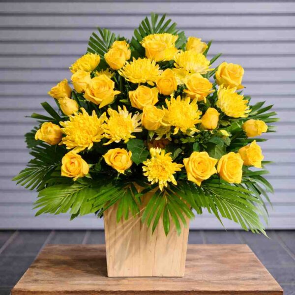 Giỏ hoa viếng cúc vàng phối hoa hồng vàng tinh tế, phù hợp gửi chia buồn đám tang