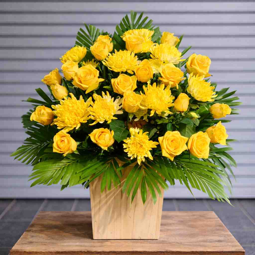 Giỏ hoa viếng cúc vàng phối hoa hồng vàng tinh tế, phù hợp gửi chia buồn đám tang