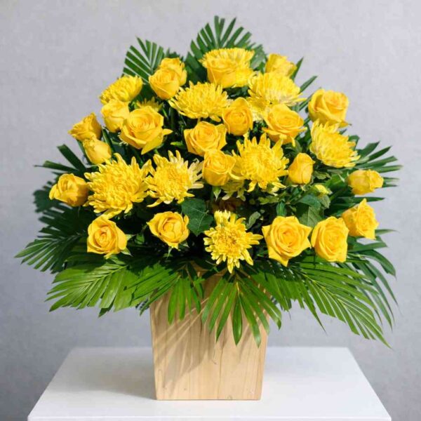 Giỏ hoa viếng cúc vàng sang trọng kết hợp hoa hồng vàng, thiết kế trang nhã dùng trong đám tang