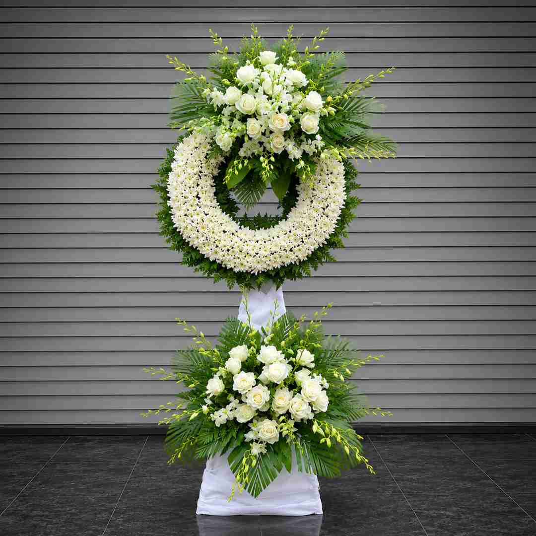 Kệ chia buồn cúc trắng 02 2 Kệ chia buồn cúc trắng 02 với vòng hoa cúc trắng kết hợp hoa hồng trắng và lá xanh trang nhã, thiết kế hai tầng sang trọng và trang nghiêm.