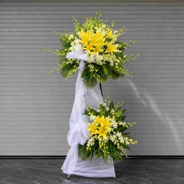 Kệ chia buồn lan trắng 06 với hoa lan trắng kết hợp hoa ly vàng nổi bật, thiết kế sang trọng và trang nhã dành cho lễ viếng
