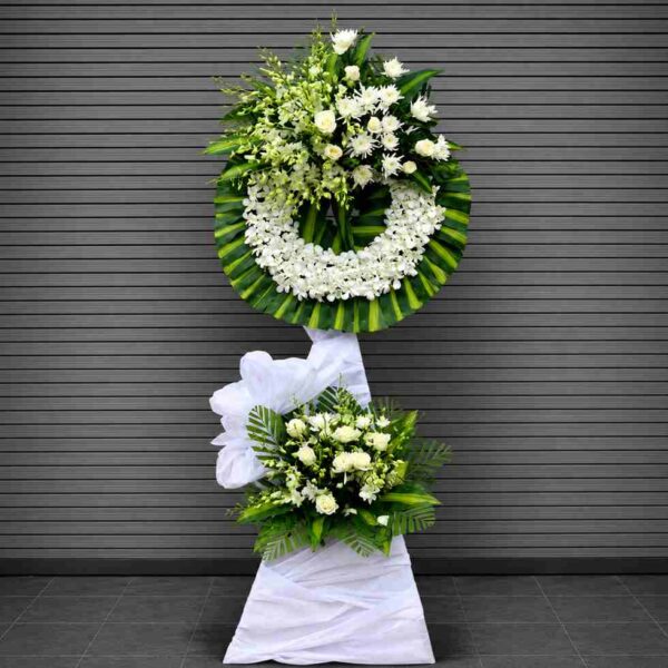 Kệ chia buồn lan trắng 07 với hoa lan trắng, hoa hồng trắng và lá xanh thiết kế sang trọng, trang nghiêm