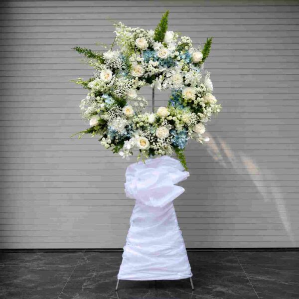 Tiễn biệt 05 – Vòng hoa chia buồn tông trắng sang trọng với hoa hồng, hoa lan và hoa phụ tinh tế thể hiện sự tiếc thương sâu sắc
