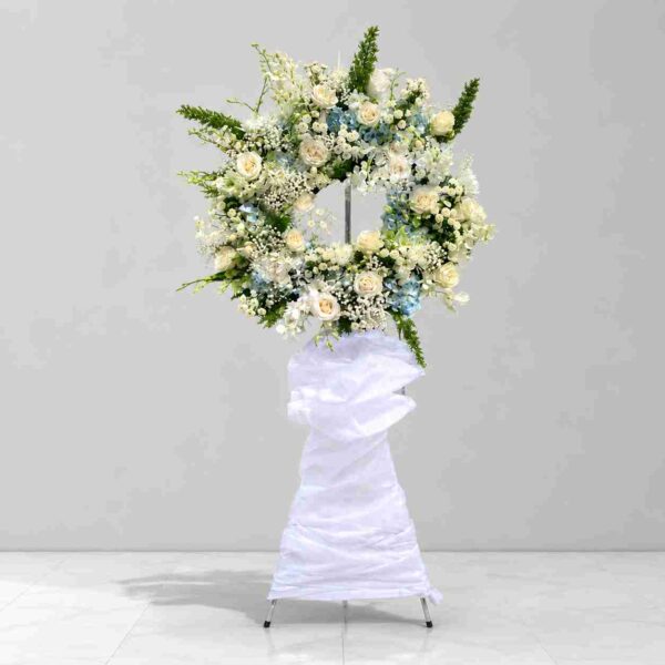 Tiễn biệt 05 – Vòng hoa chia buồn tông trắng sang trọng với hoa hồng, hoa lan và hoa phụ tinh tế thể hiện sự tiếc thương sâu sắc