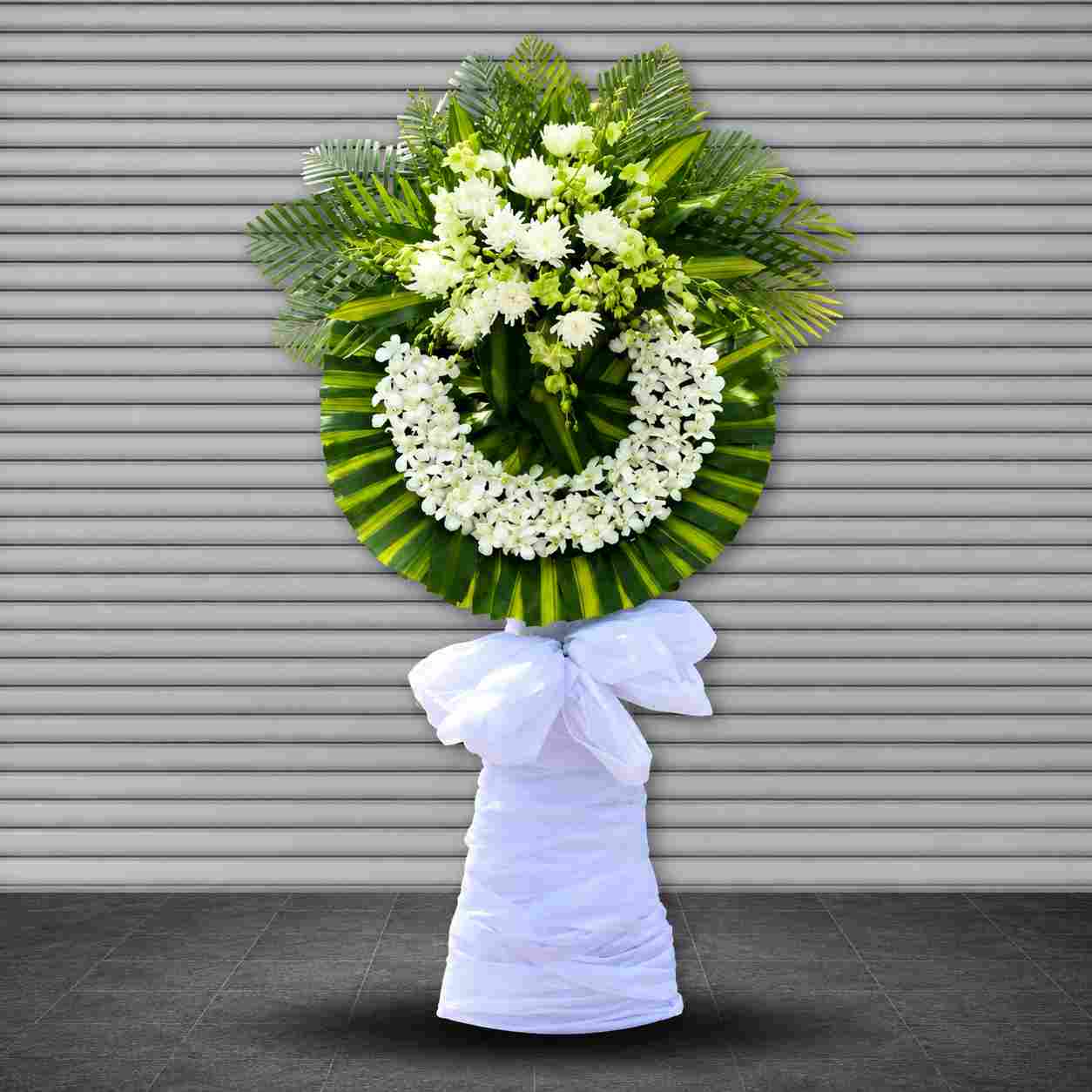 Kệ hoa thương tiếc 016 2 Kệ hoa thương tiếc 016 tông trắng xanh trang nhã với hoa lan trắng và lá xanh sang trọng