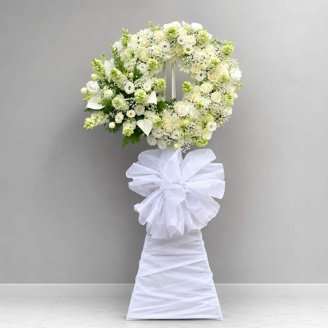 Kệ hoa thương tiếc 08 1 Kệ hoa thương tiếc 08 với vòng hoa trắng sang trọng kết hợp hoa hồng trắng và hoa lan trắng tinh tế