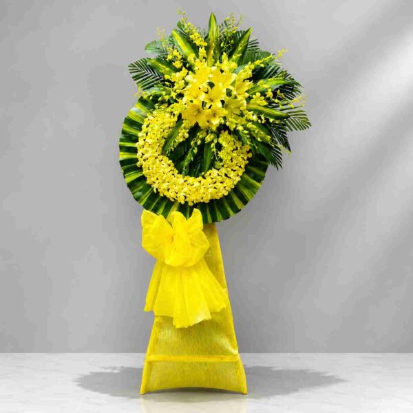 Kệ hoa thương tiếc 018 với vòng hoa lan vàng kết hợp hoa ly vàng nổi bật, thiết kế sang trọng thể hiện sự tiếc thương và kính viếng
