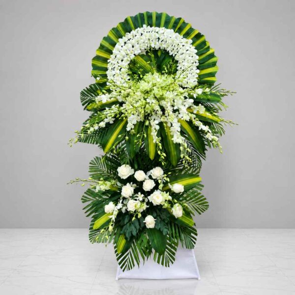 Kệ chia buồn tiễn biệt 410 thiết kế vòng hoa trắng sang trọng kết hợp lan trắng, hoa hồng trắng và lá xanh nghệ thuật, phù hợp cho lễ tang trang nghiêm.