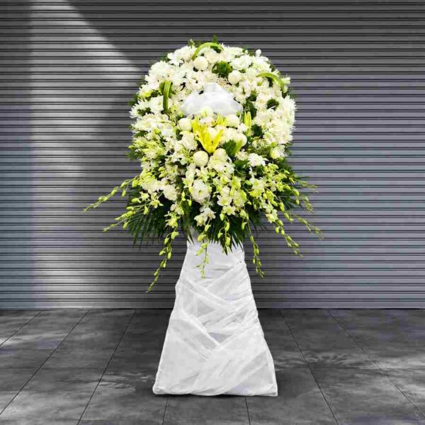 Kệ chia buồn tiễn biệt 602 tông trắng sang trọng với hoa cúc trắng, ly trắng và lan trắng thể hiện sự tiếc thương sâu sắc