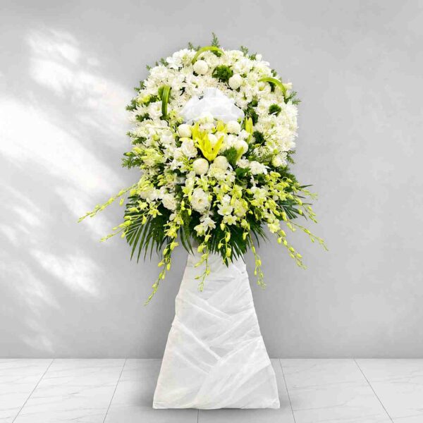 Kệ chia buồn tiễn biệt 602 tông trắng sang trọng với hoa cúc trắng, ly trắng và lan trắng thể hiện sự tiếc thương sâu sắc