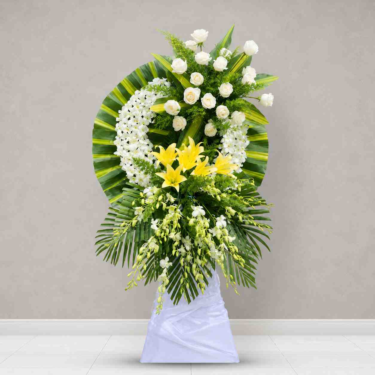 Kệ chia buồn tiễn biệt 604 1 Kệ chia buồn tiễn biệt 604 với thiết kế hoa viếng tông trắng xanh nổi bật, kết hợp hoa hồng trắng, ly vàng và lá xanh sang trọng thể hiện sự tiếc thương trang nghiêm.