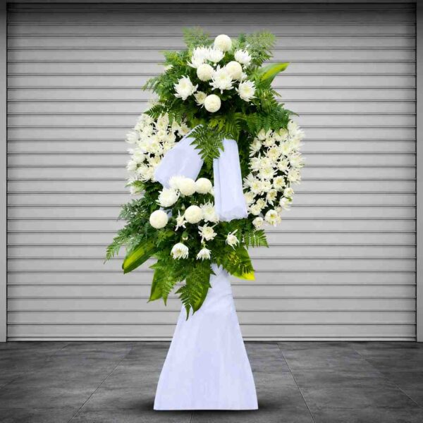 Kệ hoa chia buồn 408 tone trắng sang trọng với hoa cúc trắng và lá xanh trang nhã