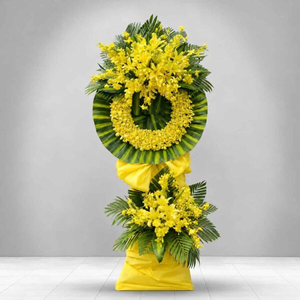 Kệ hoa chia buồn 701 tone vàng sang trọng với hoa lan vàng kết thành vòng tròn, thiết kế trang nghiêm và tinh tế.
