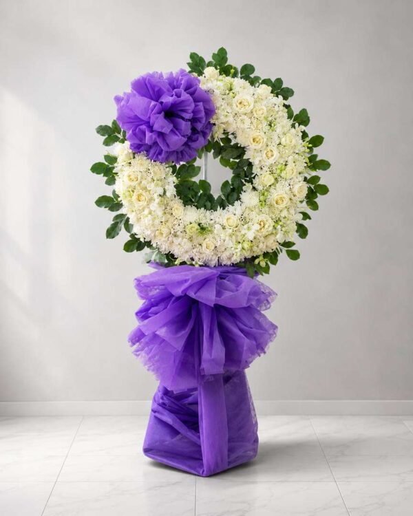 Kệ hoa chia buồn 407 tông trắng kết hợp nơ tím sang trọng, thiết kế vòng hoa viếng trang nhã và tinh tế