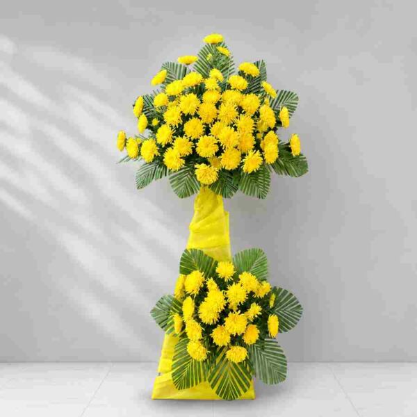 Hoa chia buồn 914 với hoa cúc vàng nổi bật kết hợp lá xanh sang trọng, thiết kế kệ hoa tang lễ trang nghiêm và tinh tế
