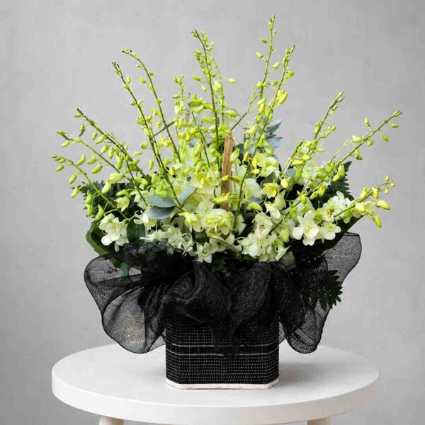 Hộp hoa chia buồn 902 với lan trắng sang trọng, thiết kế trang nhã thể hiện sự tiếc thương và chia sẻ sâu sắc trong tang lễ