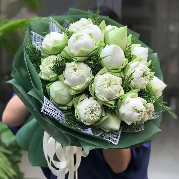 Avatar hoa sen trắng đám tang sẽ là một lựa chọn tuyệt vời để thể hiện sự tôn kính và tình cảm với những người đã từ trần. Nó là biểu tượng của sự thanh tao, trang nghiêm và tôn kính vào dịp tang lễ. Hãy chọn avatar hoa sen trắng đám tang và thể hiện sự tôn trọng và lòng biết ơn đến những người đã khuất đi.