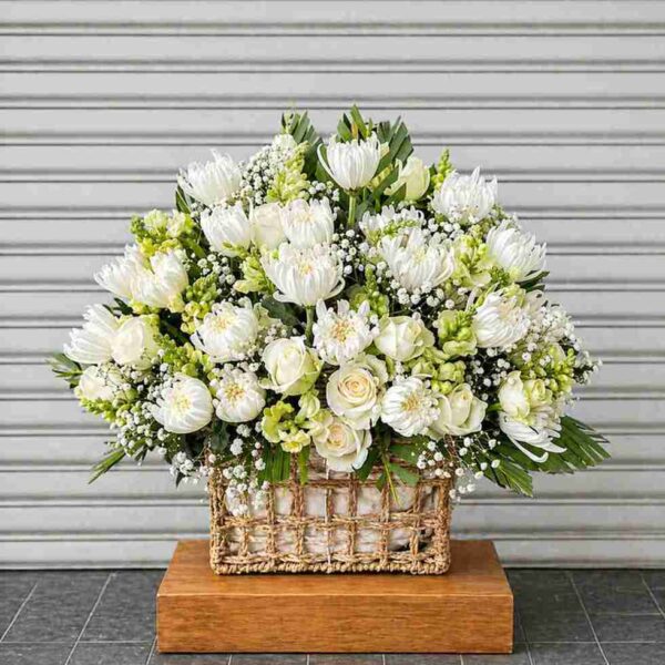 Hộp hoa tĩnh lặng với hoa cúc trắng và hoa hồng trắng trang nhã, thể hiện sự tiếc thương và lòng thành kính sâu sắc trong tang lễ
