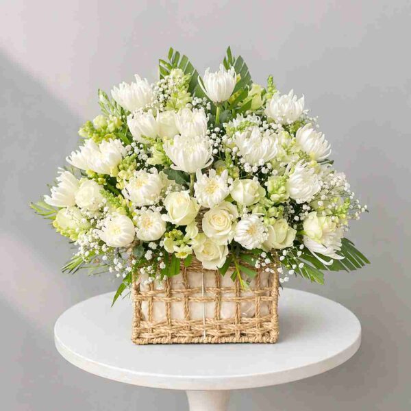 Hộp hoa tĩnh lặng với hoa cúc trắng và hoa hồng trắng trang nhã, thể hiện sự tiếc thương và lòng thành kính sâu sắc trong tang lễ