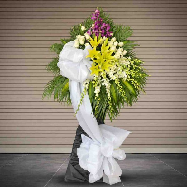 Kệ Hoa Chia Buồn Mãi Ghi Nhớ 154 với hoa lan tím, ly vàng, hoa hồng trắng sang trọng gửi lời tiễn biệt chân thành