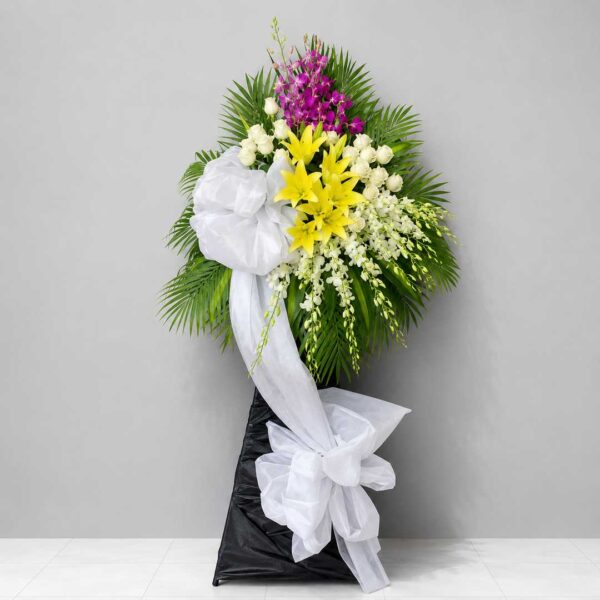 Kệ Hoa Chia Buồn Mãi Ghi Nhớ 154 với hoa lan tím, ly vàng, hoa hồng trắng sang trọng gửi lời tiễn biệt chân thành