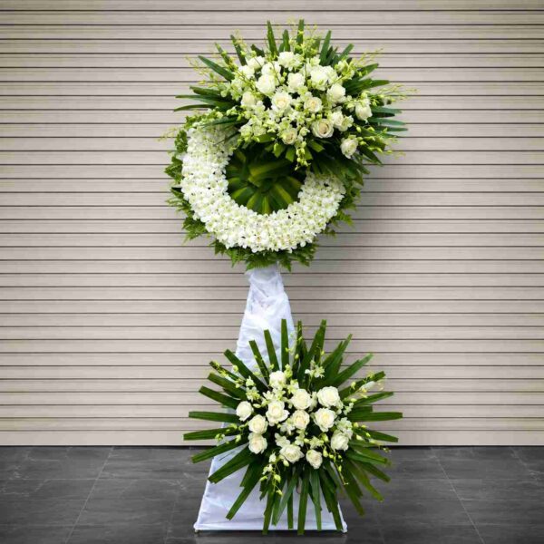 Kệ hoa chia buồn 108 tông trắng sang trọng với vòng hoa lan trắng kết hợp hoa hồng trắng, thiết kế trang nghiêm dùng trong lễ tang và viếng chia buồn.