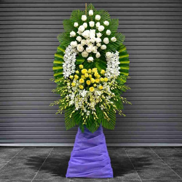 Kệ hoa chia buồn 110 với hoa hồng trắng, lan trắng và hoa vàng phối cùng lá xanh nổi bật, thiết kế sang trọng thể hiện sự tiếc thương và kính trọng.