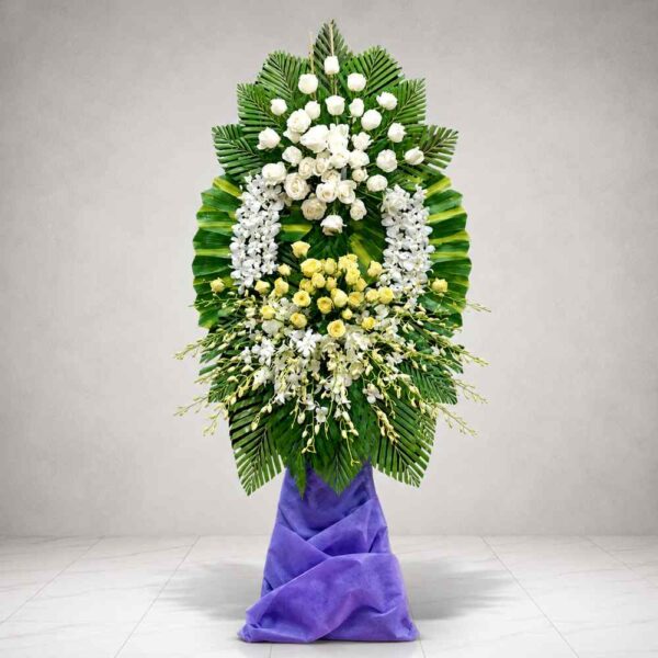 Kệ hoa chia buồn 110 với hoa hồng trắng, lan trắng và hoa vàng phối cùng lá xanh nổi bật, thiết kế sang trọng thể hiện sự tiếc thương và kính trọng.