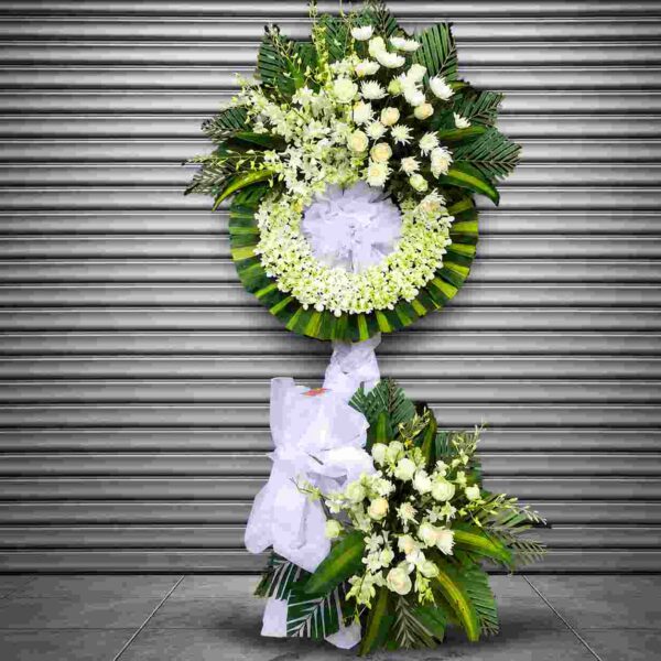 Kệ hoa chia buồn 112 tông trắng trang nhã với hoa hồng trắng, lan trắng và hoa cúc trắng, thiết kế 2 tầng sang trọng gửi lời tiễn biệt và chia buồn sâu sắc.