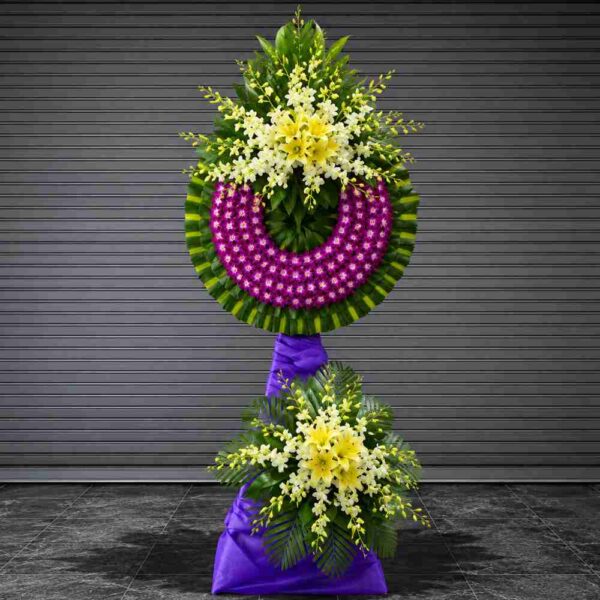 Kệ hoa chia buồn 132 với vòng hoa lan tím nổi bật kết hợp hoa ly vàng và hoa trắng, thiết kế trang trọng thể hiện sự tiếc thương sâu sắc.