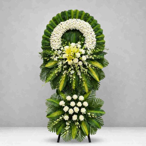 Kệ hoa chia buồn 137 với vòng lan trắng, hoa ly vàng và hoa hồng trắng sang trọng, thiết kế trang nghiêm thể hiện lòng thành kính và tiếc thương sâu sắc.