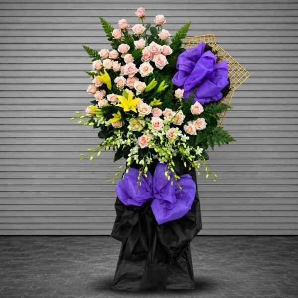 Kệ hoa chia buồn 143 hoa hồng kem phối tím sang trọng và tinh tế
