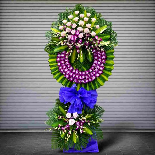 Kệ chia buồn tím H01 với vòng hoa lan tím kết hợp hoa hồng kem sang trọng, thiết kế trang nghiêm và tinh tế
