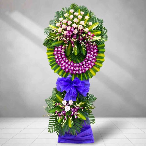 Kệ chia buồn tím H01 với vòng hoa lan tím kết hợp hoa hồng kem sang trọng, thiết kế trang nghiêm và tinh tế