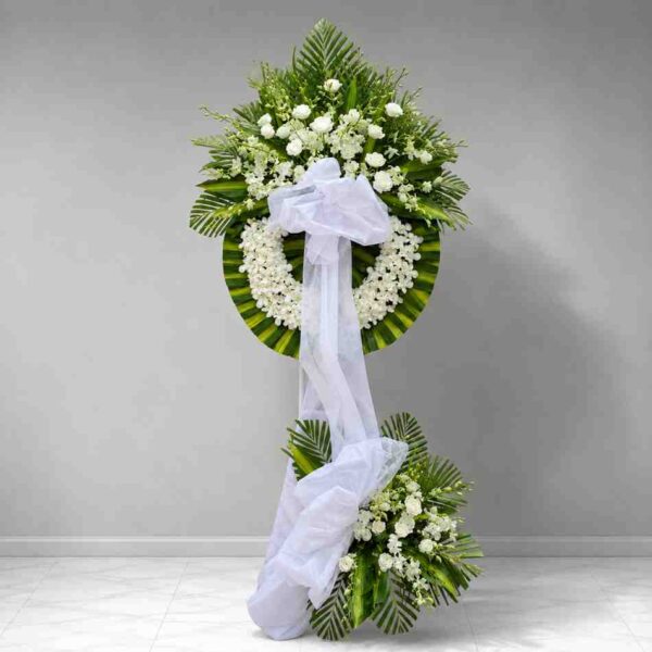 Kệ hoa chia buồn 158 thiết kế hai tầng với hoa hồng trắng, lan trắng và vòng hoa viếng trang nhã, thể hiện sự trang nghiêm và thành kính.