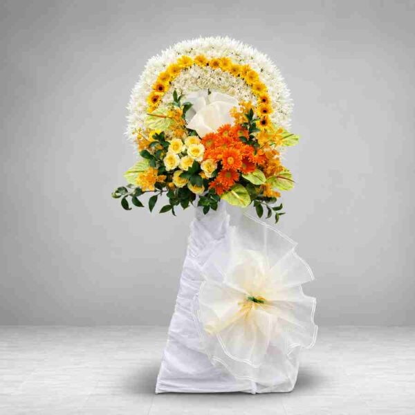 Kệ hoa chia buồn 177 với vòng hoa trắng phối hoa vàng cam nổi bật, thiết kế sang trọng và trang nghiêm