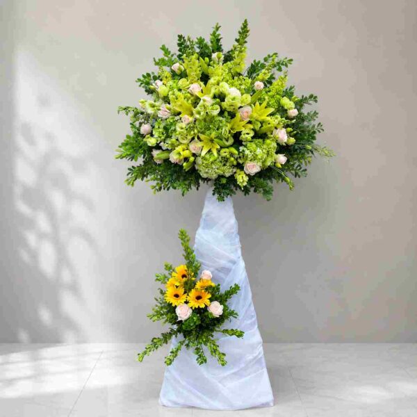 Kệ hoa chia buồn 187 tông xanh vàng trang nhã với hoa ly, hoa hồng và hoa hướng dương sang trọng