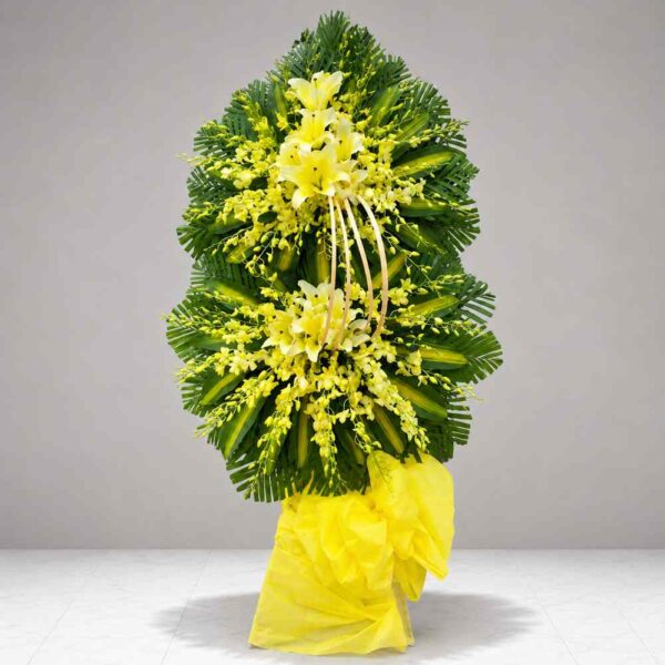 Kệ hoa chia buồn 192 với hoa ly vàng nổi bật kết hợp lan vàng và lá xanh nghệ thuật, thiết kế hai tầng sang trọng thể hiện sự tiếc thương và kính trọng.